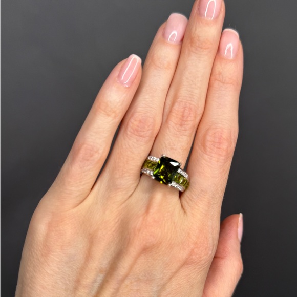 18K GOLD OLIVE GREEN & WHITE ZIRCON COCKTAIL RING - Picture 2 of 3